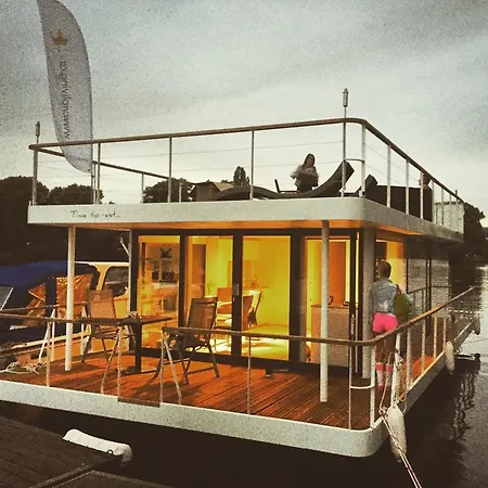 ספינת מלון Vipliving Houseboat