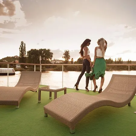 Vipliving Houseboat