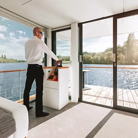 Vipliving Houseboat ספינת מלון