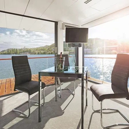 Vipliving Houseboat