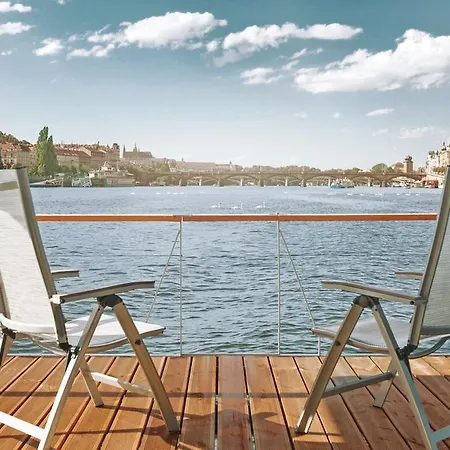 Vipliving Houseboat Botel Prague
