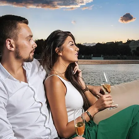 Vipliving Houseboat *