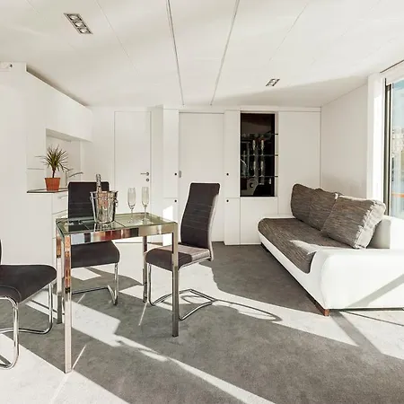 船上ホテル Vipliving Houseboat *