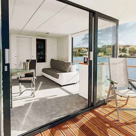 Vipliving Houseboat *