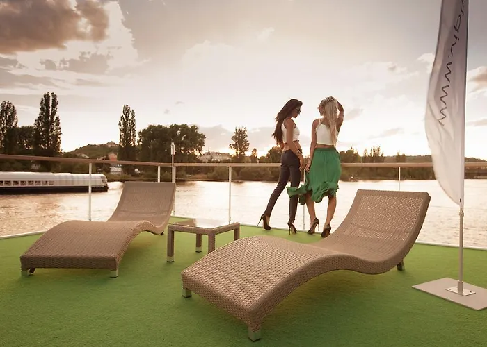 Vipliving Houseboat